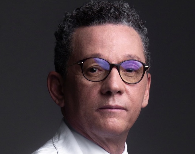 Dr. Teilhard Barros, de óculos e jaleco branco